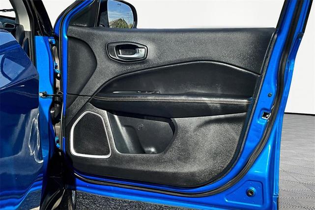 Photo of 2019 Laser Blue Pearlcoat Jeep Compass