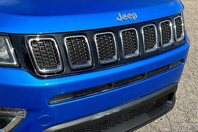 Photo of 2019 Laser Blue Pearlcoat Jeep Compass