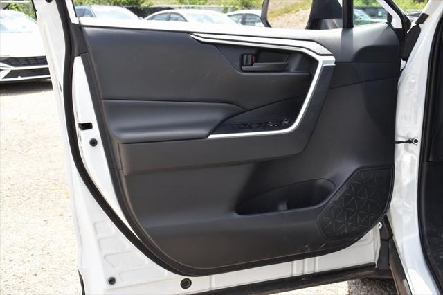 Photo of 2019 Super White Toyota RAV4