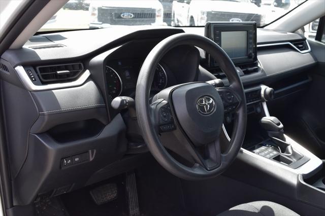 Photo of 2019 Super White Toyota RAV4