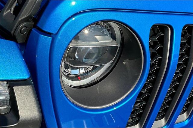 Photo of 2021 Hydro Blue Pearlcoat Jeep Gladiator
