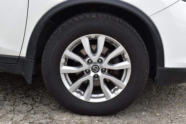 Photo of 2019 Glacier White Nissan Rogue