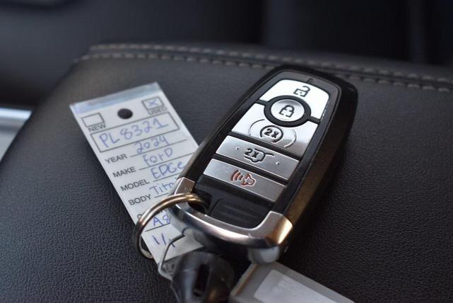 Photo of 2024 Gray Metallic Ford Edge