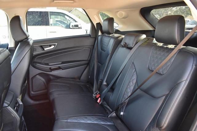 Photo of 2024 Gray Metallic Ford Edge