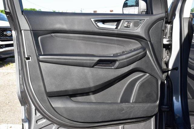 Photo of 2024 Gray Metallic Ford Edge