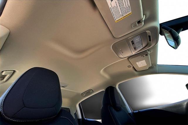 Photo of 2022 Summit White GMC Canyon