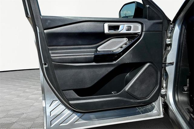 Photo of 2022 Iconic Silver Metallic Ford Explorer