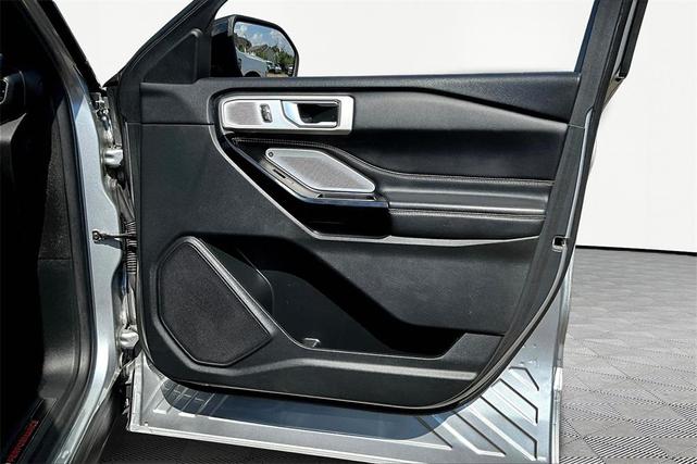 Photo of 2022 Iconic Silver Metallic Ford Explorer