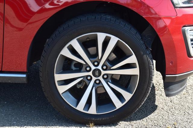 Photo of 2021 Rapid Red Metallic Tinted Clearcoat Ford Expedition Max