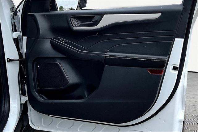 Photo of 2022 Oxford White Ford Escape