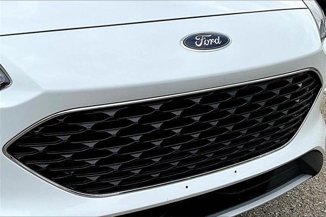 Photo of 2022 Oxford White Ford Escape