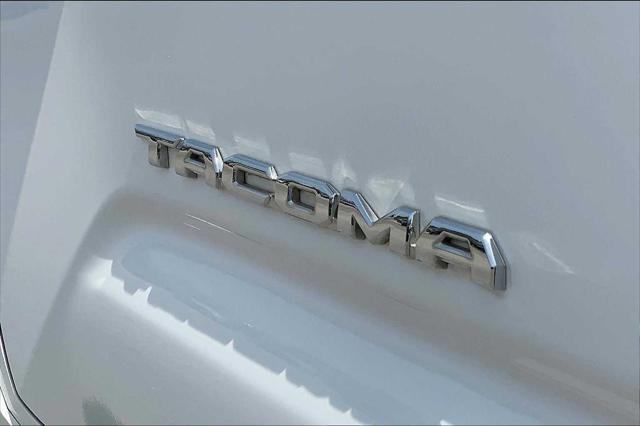 Photo of 2017 Super White Toyota Tacoma