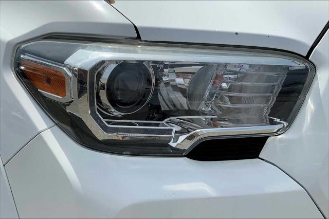 Photo of 2017 Super White Toyota Tacoma