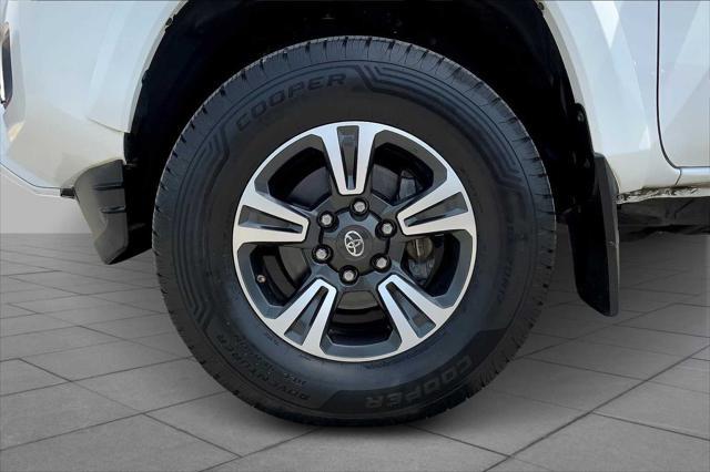 Photo of 2017 Super White Toyota Tacoma