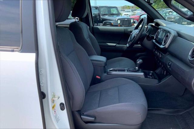 Photo of 2017 Super White Toyota Tacoma