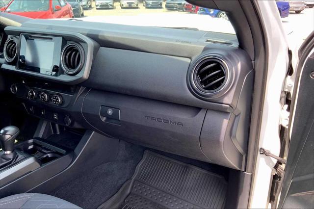 Photo of 2017 Super White Toyota Tacoma