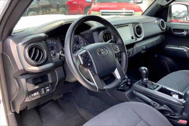 Photo of 2017 Super White Toyota Tacoma