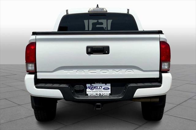 Photo of 2017 Super White Toyota Tacoma