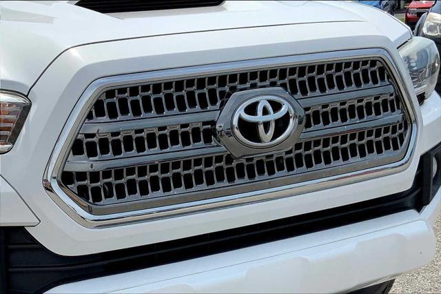Photo of 2017 Super White Toyota Tacoma