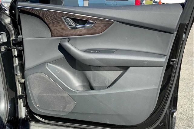 Photo of 2022 Mythos Black Metallic Audi Q7