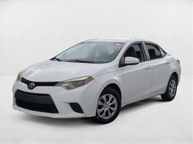 Photo of 2015 Super White Toyota Corolla