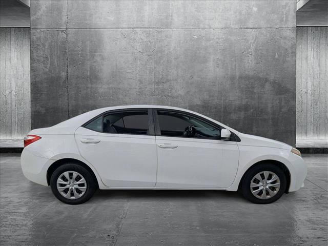 Photo of 2015 Super White Toyota Corolla