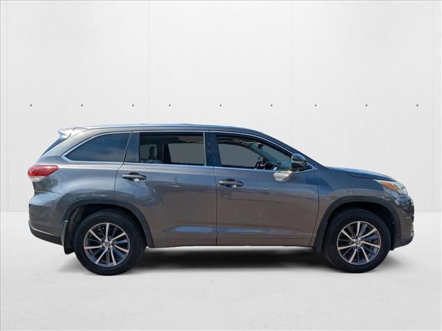 Photo of 2018 Predawn Gray Mica Toyota Highlander