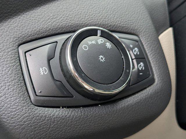 Photo of 2014 Oxford White Ford Escape