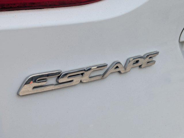 Photo of 2014 Oxford White Ford Escape