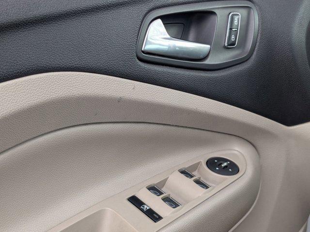Photo of 2014 Oxford White Ford Escape