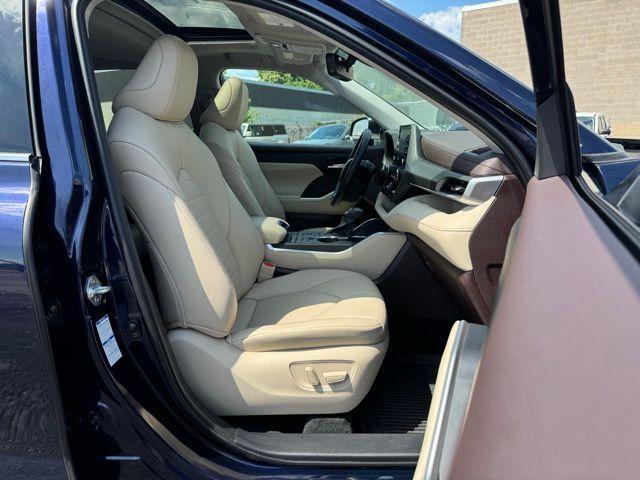 Photo of 2021 Blue Toyota Highlander