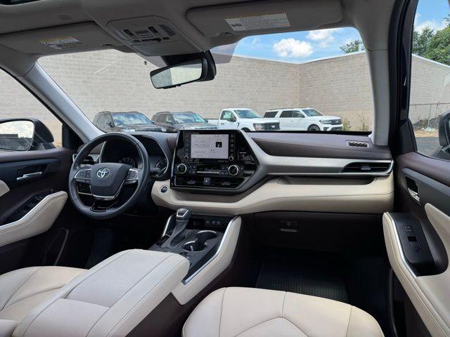 Photo of 2021 Blue Toyota Highlander