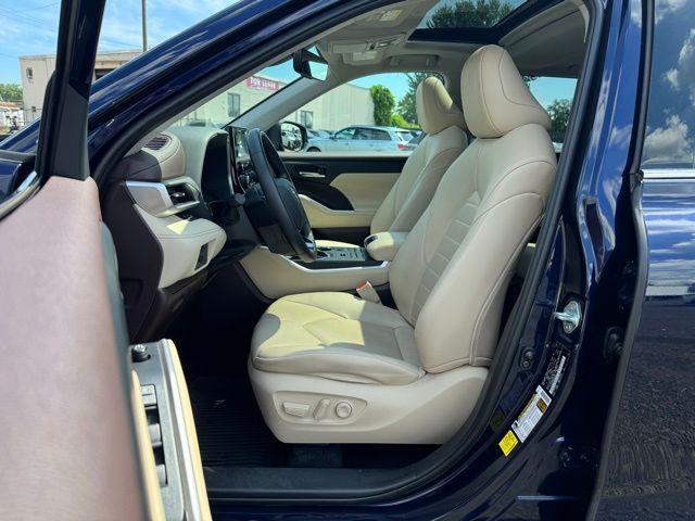 Photo of 2021 Blue Toyota Highlander