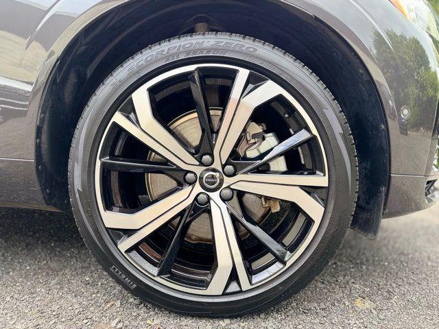 Photo of 2024 Gray Volvo XC60 Recharge Plug-In Hybrid