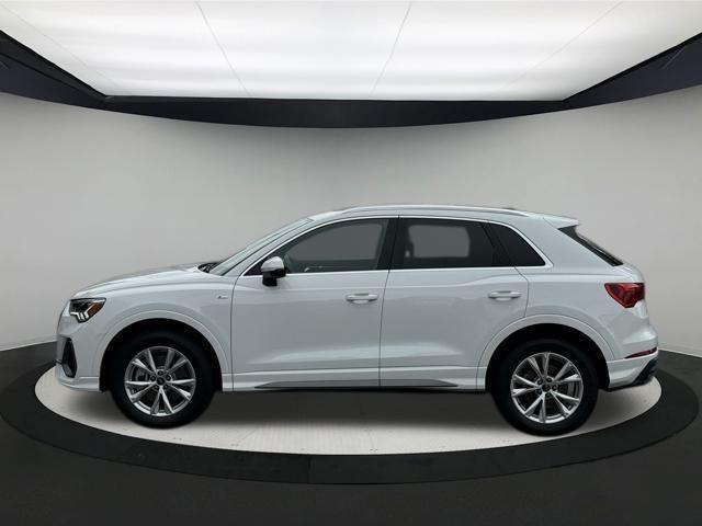 Photo of 2024 Arkona White Audi Q3