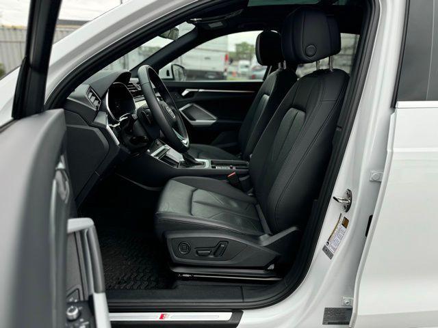 Photo of 2024 Arkona White Audi Q3