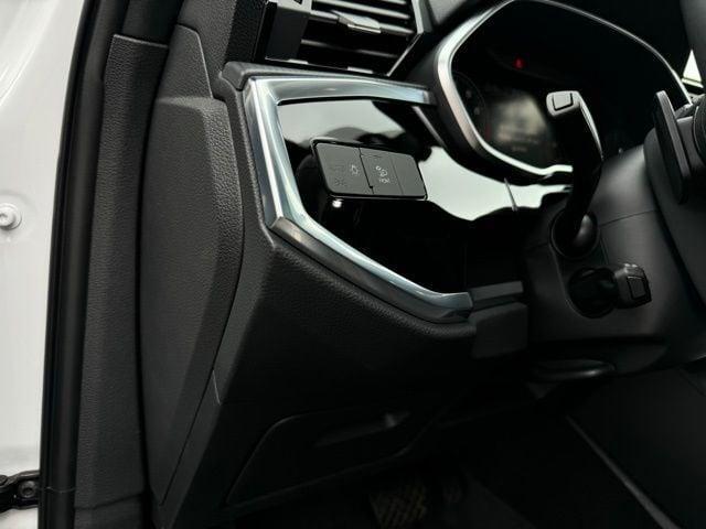 Photo of 2024 Arkona White Audi Q3