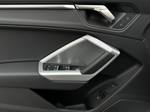 Photo of 2024 Arkona White Audi Q3