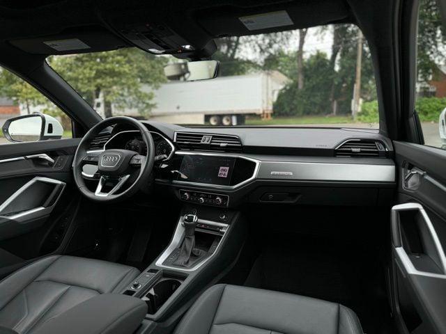 Photo of 2024 Arkona White Audi Q3