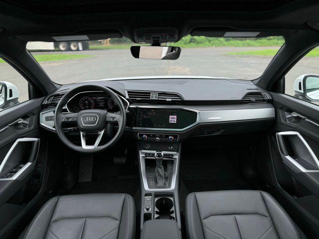 Photo of 2024 Arkona White Audi Q3