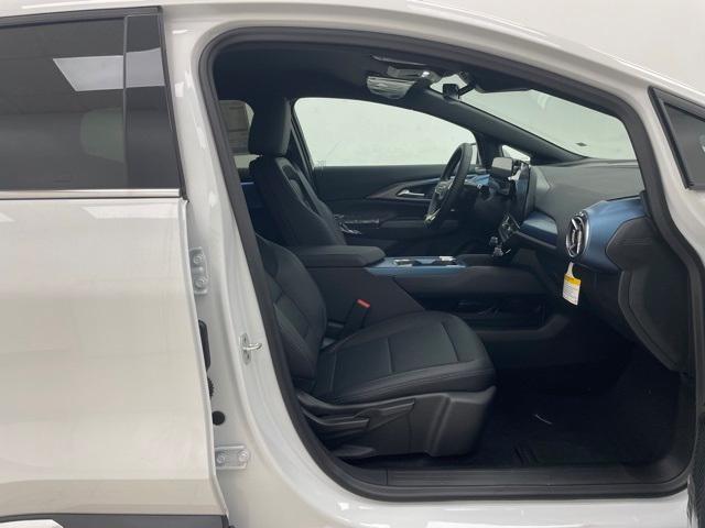 Photo of 2025 Summit White Chevrolet Equinox EV