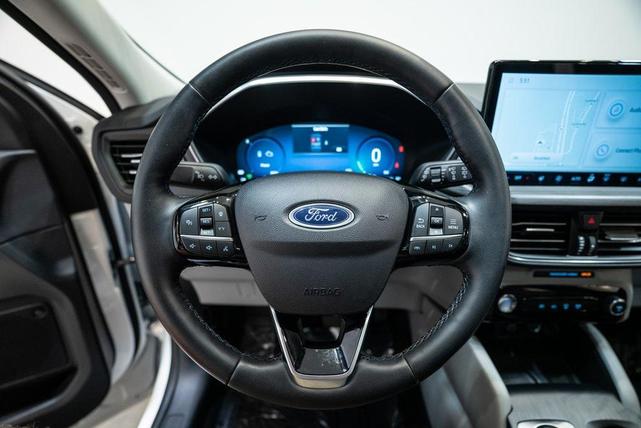 Photo of 2025 Star White Metallic Tri-Coat Ford Escape
