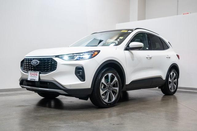 Photo of 2025 Star White Metallic Tri-Coat Ford Escape