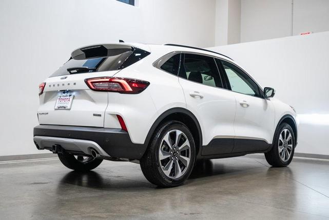 Photo of 2025 Star White Metallic Tri-Coat Ford Escape