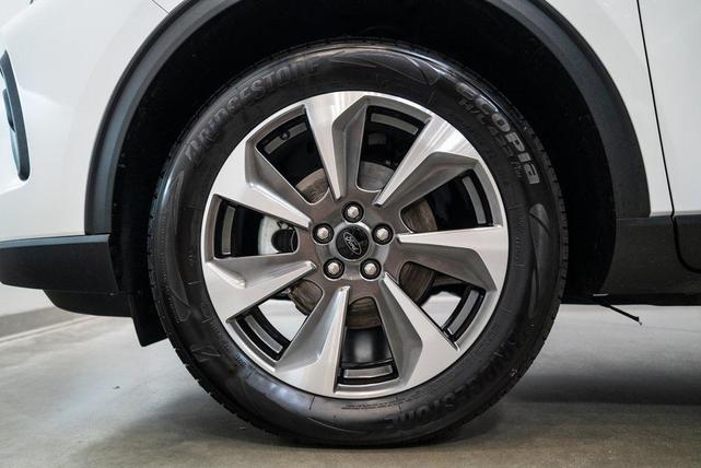 Photo of 2025 Star White Metallic Tri-Coat Ford Escape