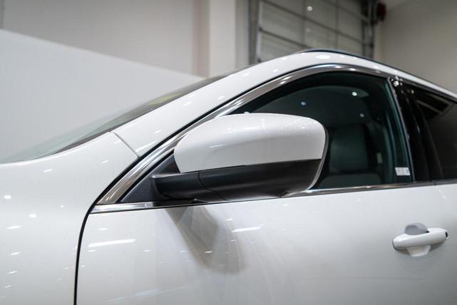 Photo of 2025 Star White Metallic Tri-Coat Ford Escape