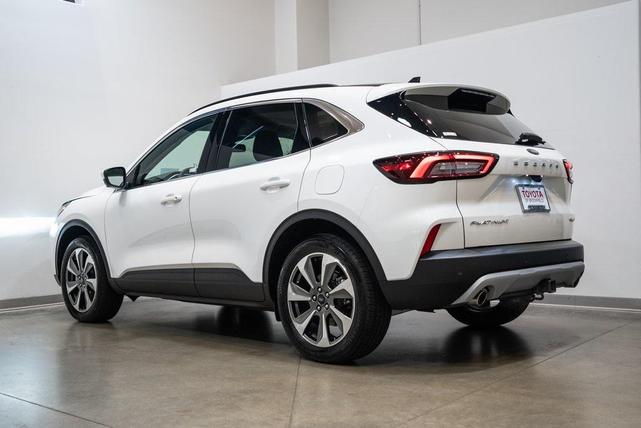 Photo of 2025 Star White Metallic Tri-Coat Ford Escape