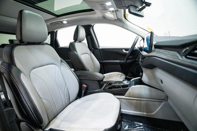 Photo of 2025 Star White Metallic Tri-Coat Ford Escape