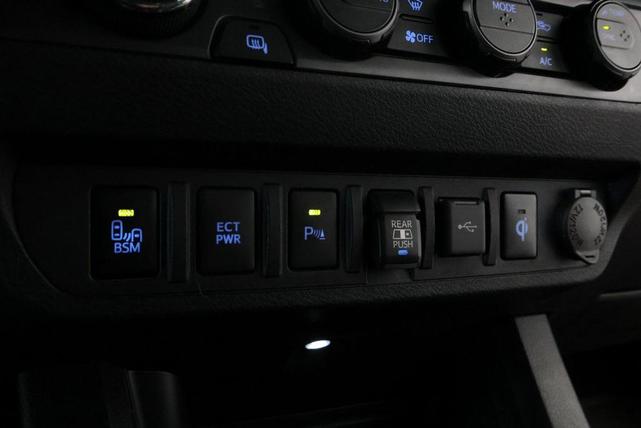 Photo of 2021 Super White Toyota Tacoma