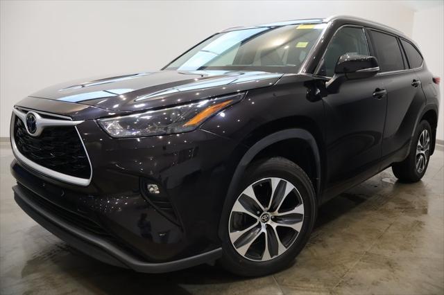 Photo of 2022 Opulent Amber Toyota Highlander